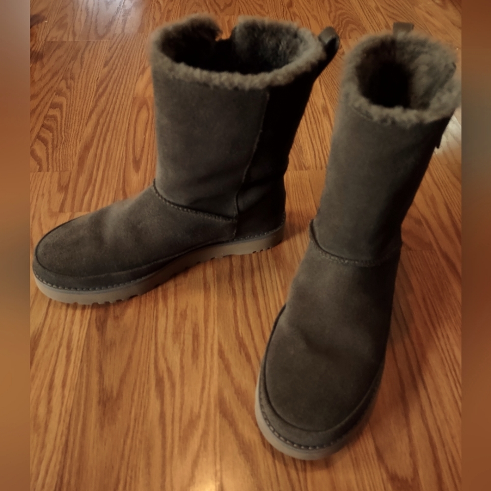 Ugg Classic Short II with side zipper - Brownstone - Size 8